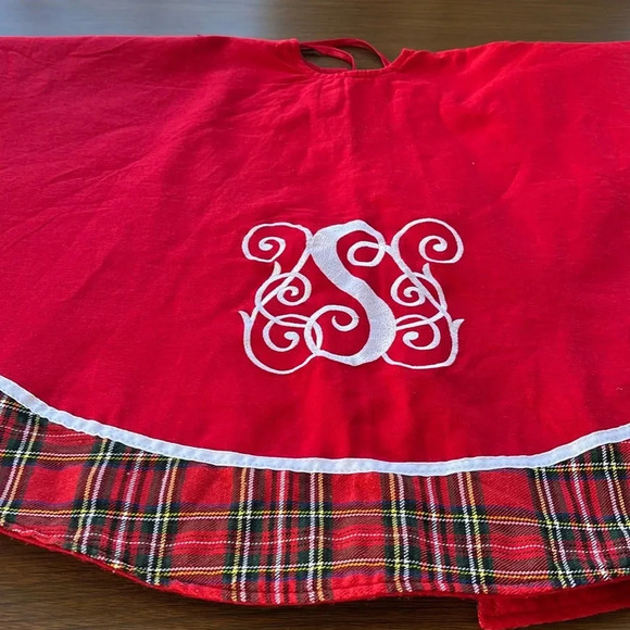 Crown & Ivy Monogrammed With "S" Christmas Tree Skirt Red W/Plaid Trim - Picture 1 of 8